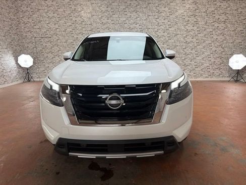 Used 2025 Nissan Pathfinder SL FWD image 2