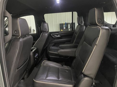 Used 2023 Chevrolet Suburban Premier image 3