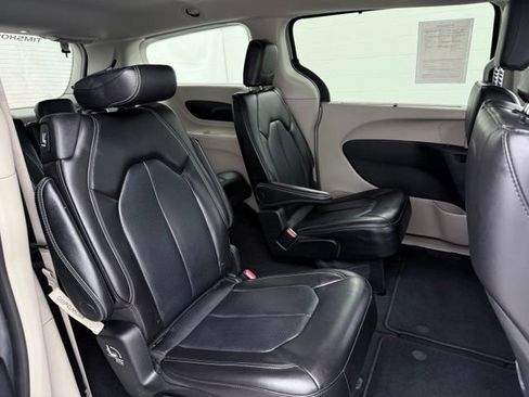 Used 2023 Chrysler Pacifica Touring-L FWD image 17