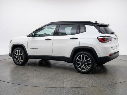 Used 2025 Jeep Compass Trailhawk AWD/4WD image 6
