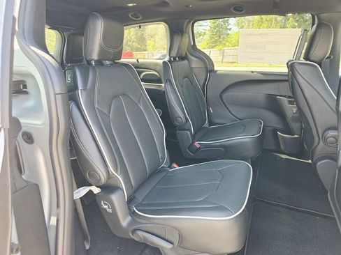 New 2026 Chrysler Pacifica Limited w/ Uconnect Theater Family Group FWD image 18