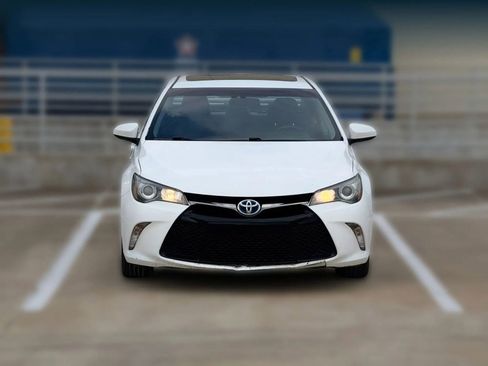 Used 2015 Toyota Camry SE w/ Moonroof Package FWD image 2