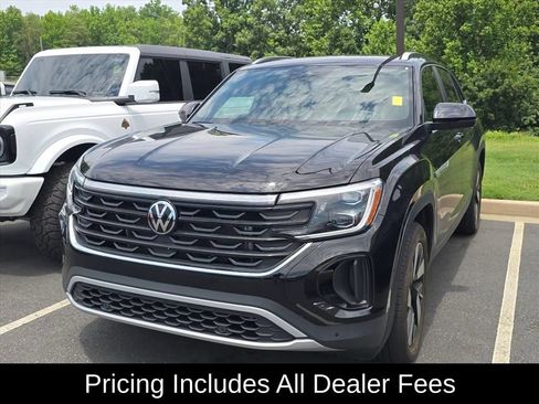 Used 2025 Volkswagen Atlas Cross Sport SE FWD image 3
