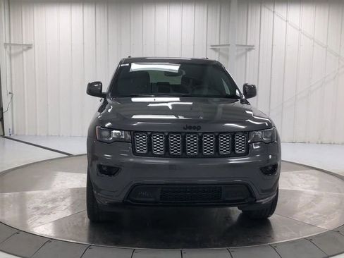 Used 2019 Jeep Grand Cherokee Altitude AWD/4WD image 3