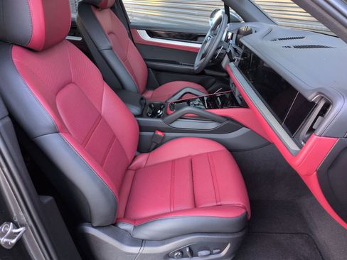 Certified 2025 Porsche Cayenne S AWD/4WD image 25