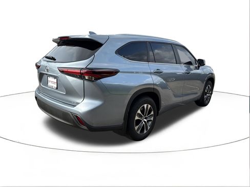 Used 2024 Toyota Highlander XLE FWD image 3