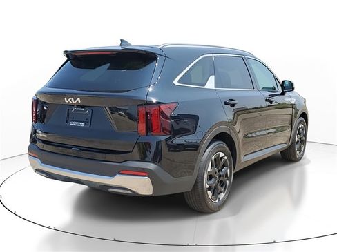 Used 2024 Kia Sorento S image 4