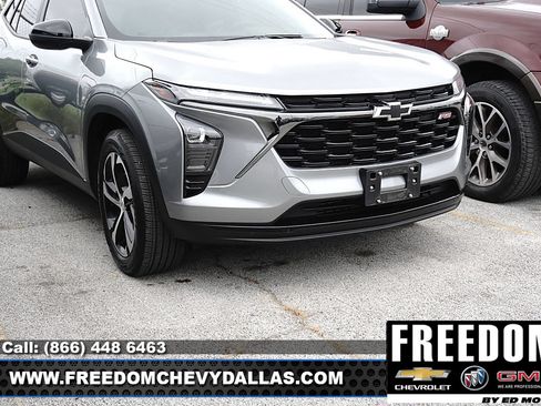 Used 2025 Chevrolet Trax RS w/ Driver Confidence Package FWD image 2
