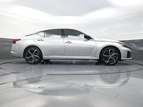 Used 2024 Nissan Altima 2.5 SR FWD image 38