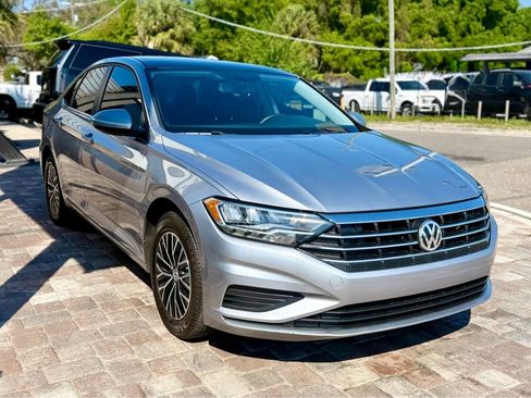 Used 2020 Volkswagen Jetta SE w/ SE Cold Weather Package FWD image 3