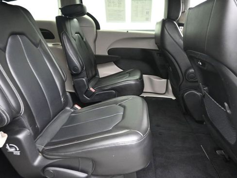 Used 2023 Chrysler Pacifica Touring-L FWD image 10