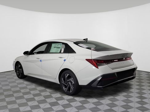 New 2025 Hyundai Elantra Limited image 38
