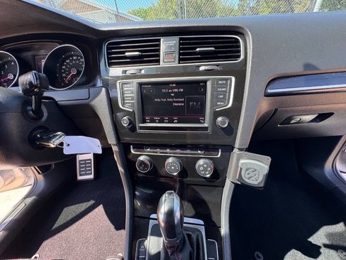 Used 2016 Volkswagen Golf 4-Door FWD image 38