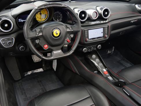 Used 2015 Ferrari California T RWD image 13