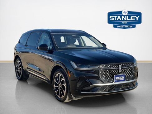 Used 2024 Lincoln Nautilus Reserve image 1