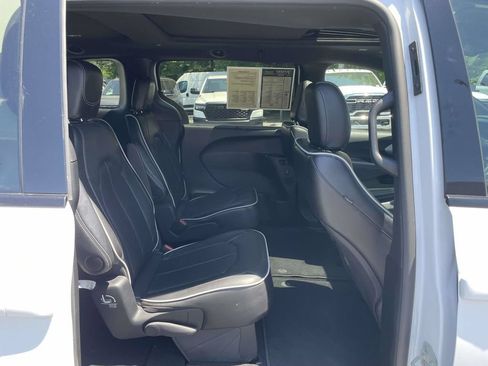 Used 2025 Chrysler Pacifica Limited FWD image 18