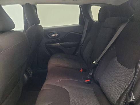 Used 2019 Jeep Cherokee Latitude w/ Popular Appearance Group FWD image 18