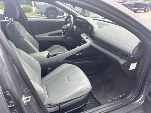 Used 2025 Hyundai Elantra Limited FWD image 8