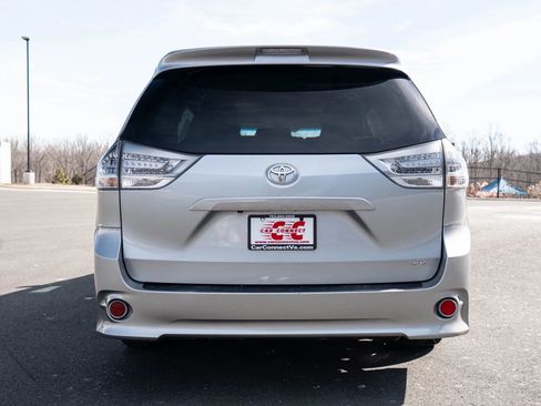 Used 2014 Toyota Sienna SE FWD image 5