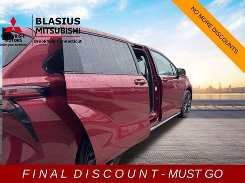 Used 2025 Toyota Sienna XSE w/ XSE Plus Package image 22