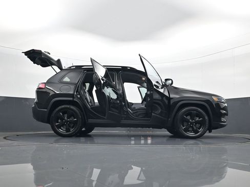 Used 2019 Jeep Cherokee Latitude Plus FWD image 33