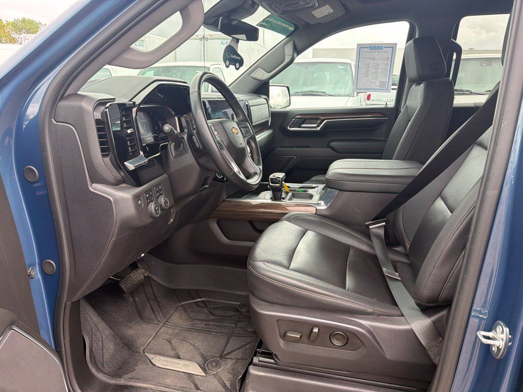 Used 2024 Chevrolet Silverado 1500 LT w/ Z71 Off-Road Package AWD/4WD image 32