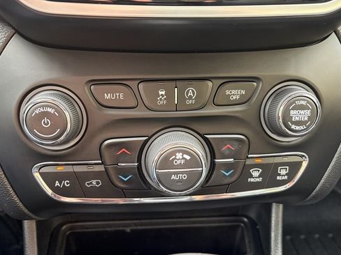 Used 2019 Jeep Cherokee Limited AWD/4WD image 34