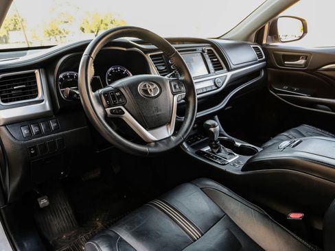 Used 2017 Toyota Highlander SE image 3