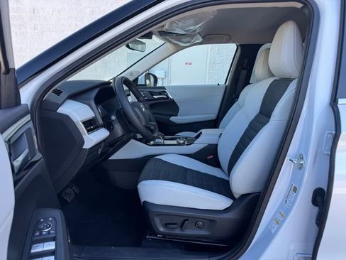 New 2025 Mitsubishi Outlander AWD image 18