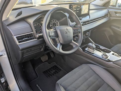 Used 2025 Mitsubishi Outlander SE image 13