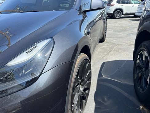 Used 2024 Tesla Model Y Long Range AWD/4WD image 2