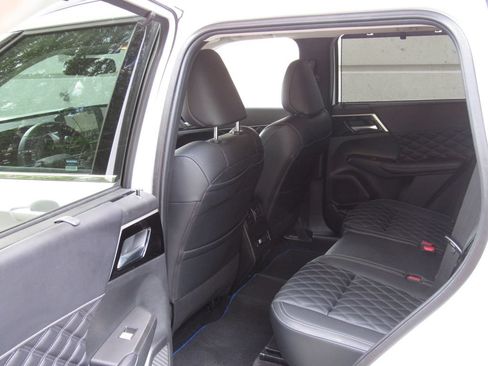 Used 2024 Mitsubishi Outlander 4WD Plug-In Hybrid image 14