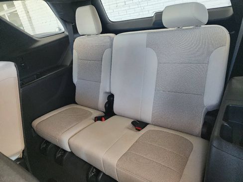 Used 2022 Chevrolet Traverse LS FWD image 11