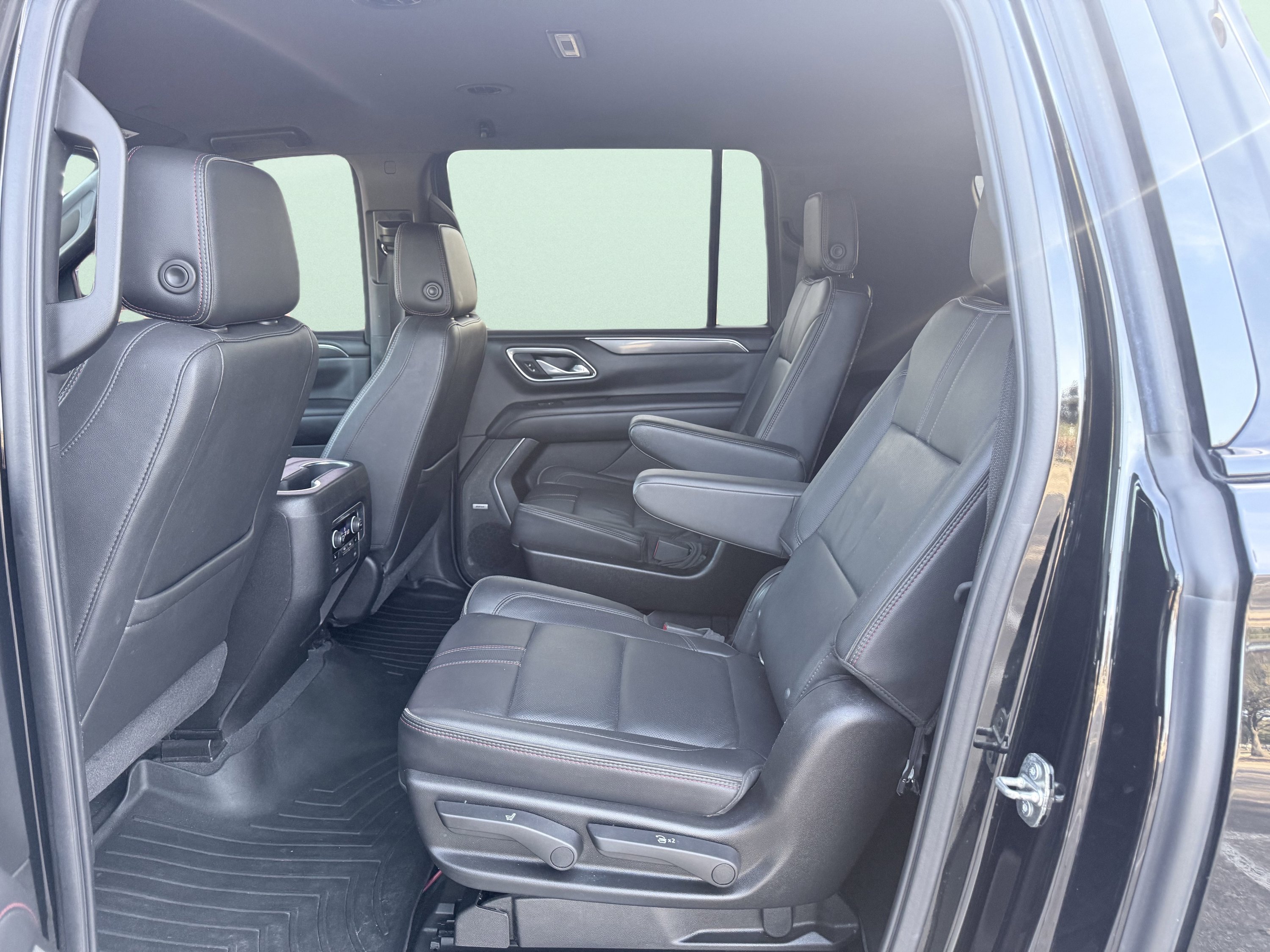 Used 2021 Chevrolet Suburban RST w/ Luxury Package AWD/4WD image 17