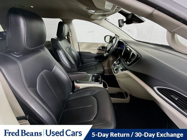 Used 2023 Chrysler Pacifica Touring-L FWD image 34