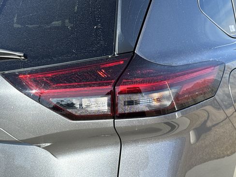 Used 2022 Nissan Rogue SV image 11