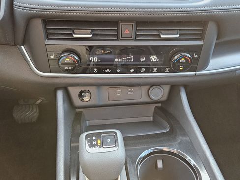 Used 2024 Nissan Rogue SV w/ SV Premium Package image 10