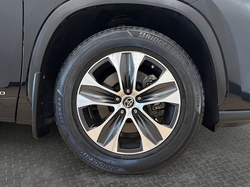 Used 2020 Toyota Highlander XLE AWD/4WD image 39