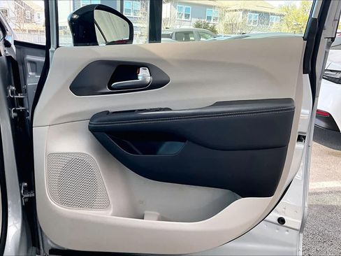 Used 2024 Chrysler Pacifica Touring-L image 22