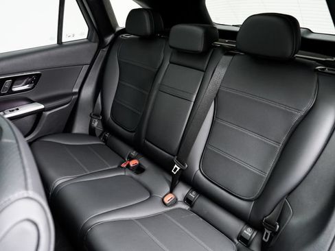 Used 2025 Mercedes-Benz GLC 300 4MATIC image 23
