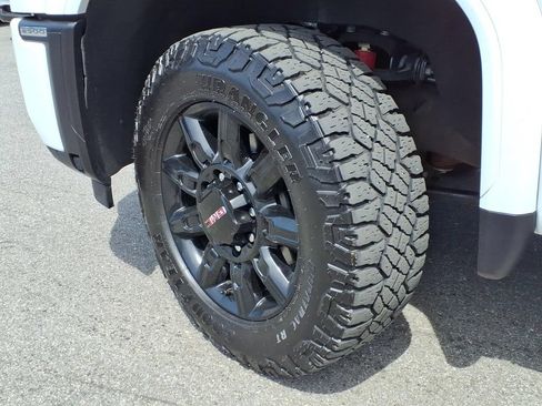 Used 2025 GMC Sierra 2500 AT4 w/ Technology Package AWD/4WD image 9