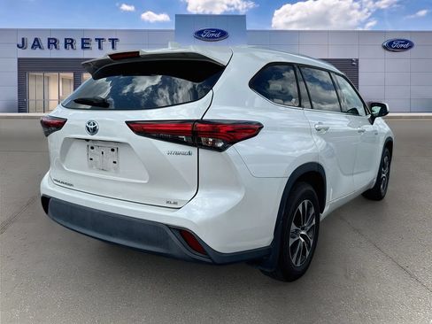 Used 2021 Toyota Highlander XLE AWD/4WD image 4