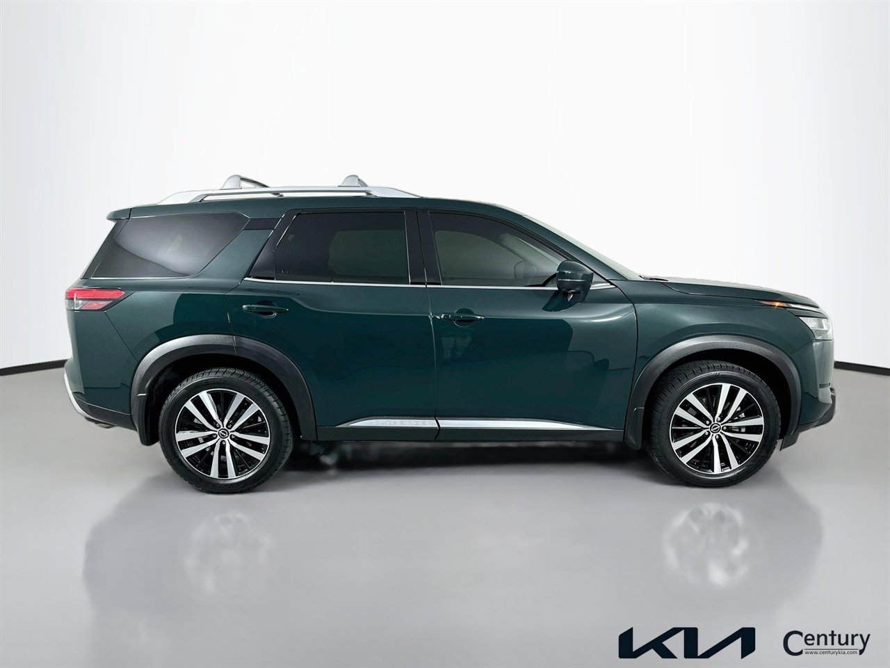 Used 2024 Nissan Pathfinder Platinum w/ Black Appearance Package FWD image 4