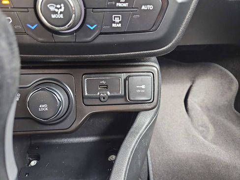 Used 2019 Jeep Renegade Limited w/ UConnect 8.4 Nav Group AWD/4WD image 31