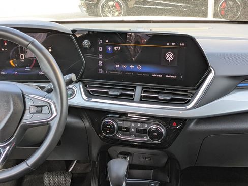 Used 2025 Chevrolet Trax LT w/ LT Convenience Package FWD image 17