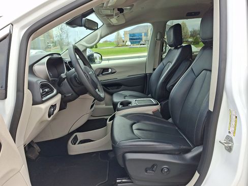 Used 2024 Chrysler Pacifica Touring-L image 16