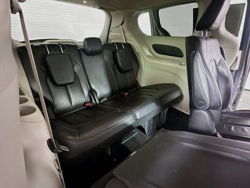 Used 2022 Chrysler Pacifica Touring-L FWD image 14