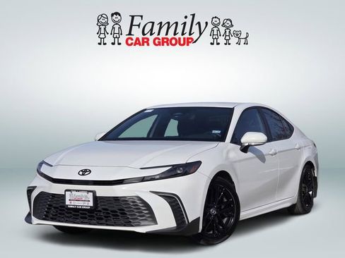 Used 2025 Toyota Camry SE image 1