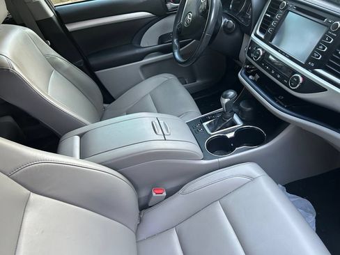Used 2019 Toyota Highlander XLE FWD image 5