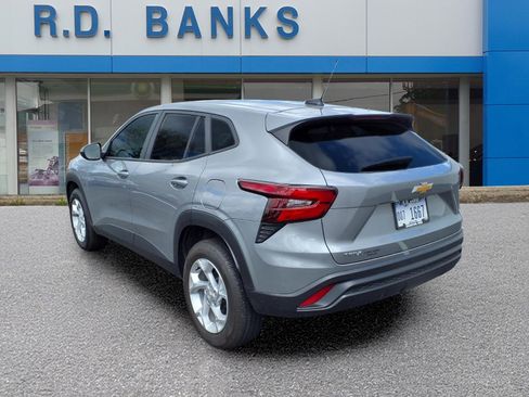 Used 2024 Chevrolet Trax LS w/ LS Convenience Package image 3